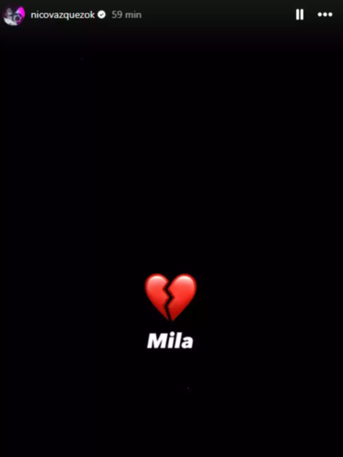 Fondo negro con un emoji de corazón roto y la palabra Mila escrita debajo Fondo negro con un emoji de corazón roto y la palabra Mila escrita debajo