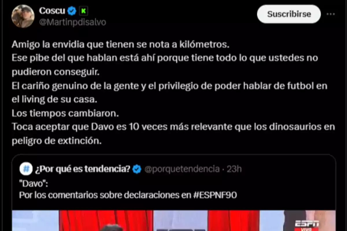 Publicación en Twitter de Coscu defendiendo a Davo y mencionando que es más relevante que los dinosaurios en peligro de extinción, junto a un tuit sobre la tendencia de Davo por comentarios en ESPNF90 Publicación en Twitter de Coscu defendiendo a Davo y mencionando que es más relevante que los dinosaurios en peligro de extinción, junto a un tuit sobre la tendencia de Davo por comentarios en ESPNF90