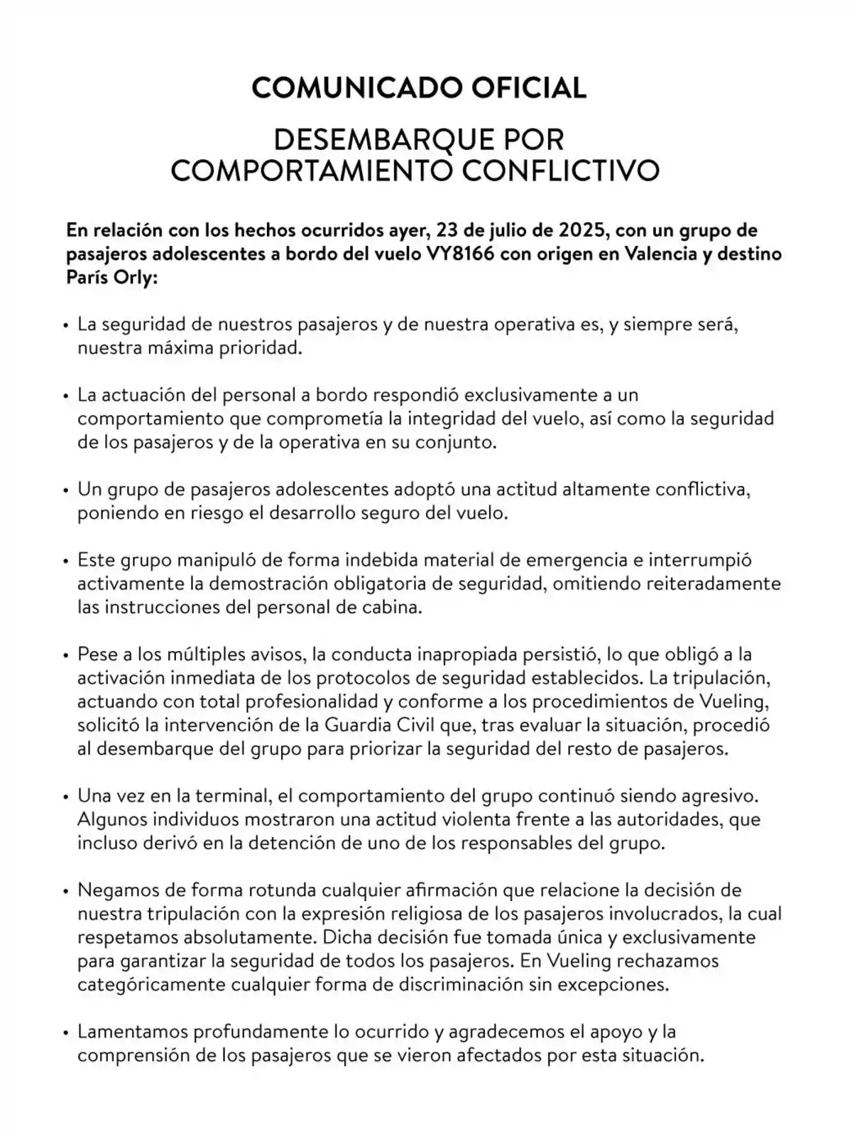 Comunicado oficial de una aerolínea informando sobre el desembarque de un grupo de pasajeros adolescentes por comportamiento conflictivo durante un vuelo de Valencia a París, detallando las razones de seguridad, la intervención de la Guardia Civil y negando cualquier discriminación, además de lamentar los inconvenientes causados a los demás pasajeros.
