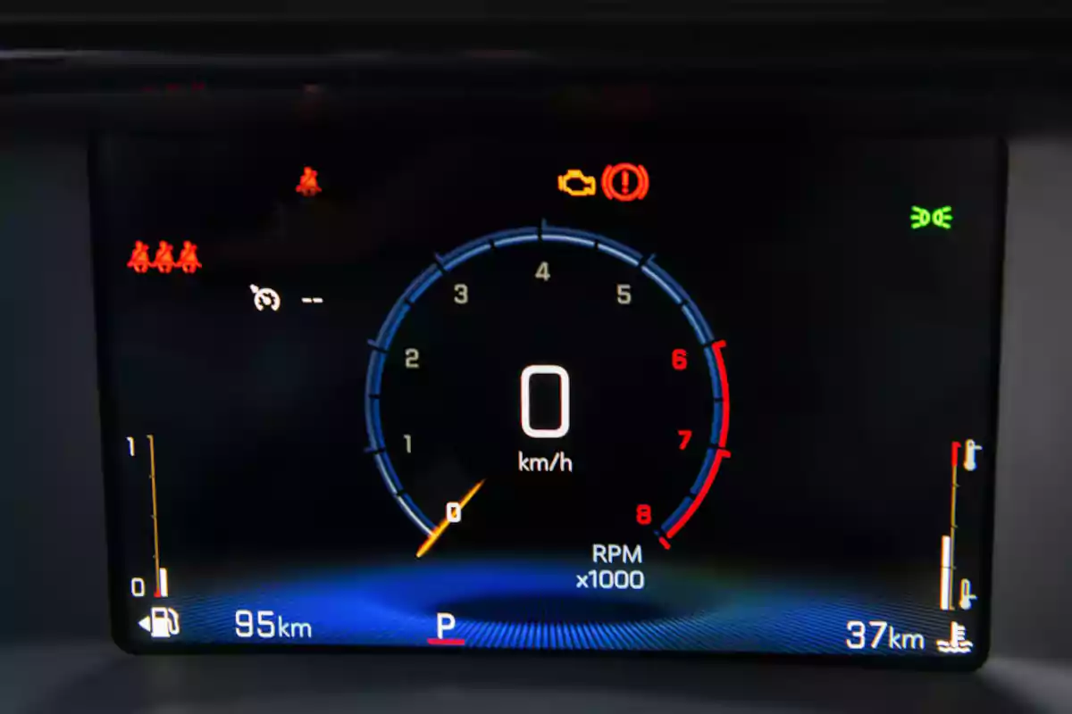 Tablero digital de automóvil mostrando velocímetro en cero, testigos encendidos y nivel bajo de combustible Tablero digital de automóvil mostrando velocímetro en cero, testigos encendidos y nivel bajo de combustible