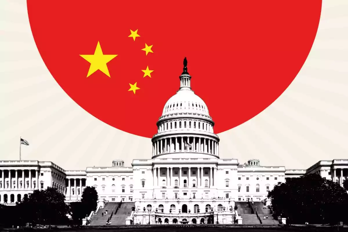 El Capitolio de Estados Unidos en blanco y negro con una gran bandera de China de fondo