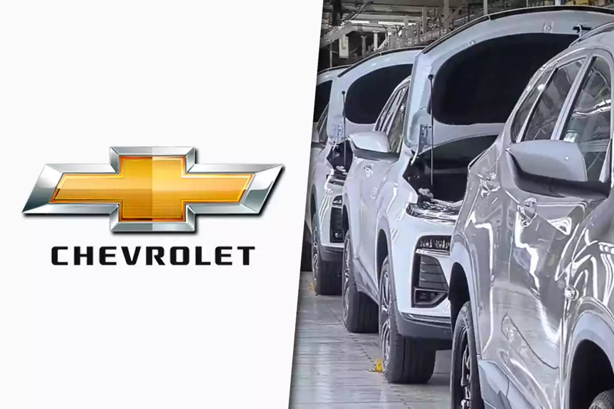 Logo de Chevrolet junto a una línea de ensamblaje de autos blancos en una fábrica