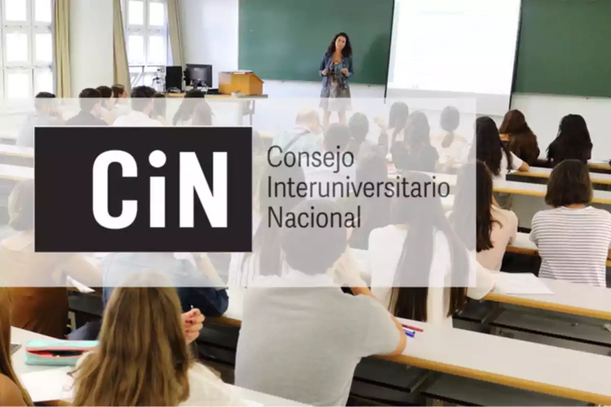 Aula universitaria con estudiantes sentados y una docente al frente junto al logo del Consejo Interuniversitario Nacional