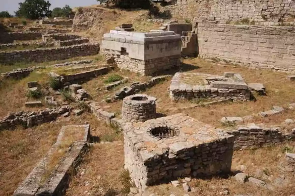 Ruinas de una antigua ciudad con muros de piedra y estructuras parcialmente derrumbadas en un terreno seco Ruinas de una antigua ciudad con muros de piedra y estructuras parcialmente derrumbadas en un terreno seco