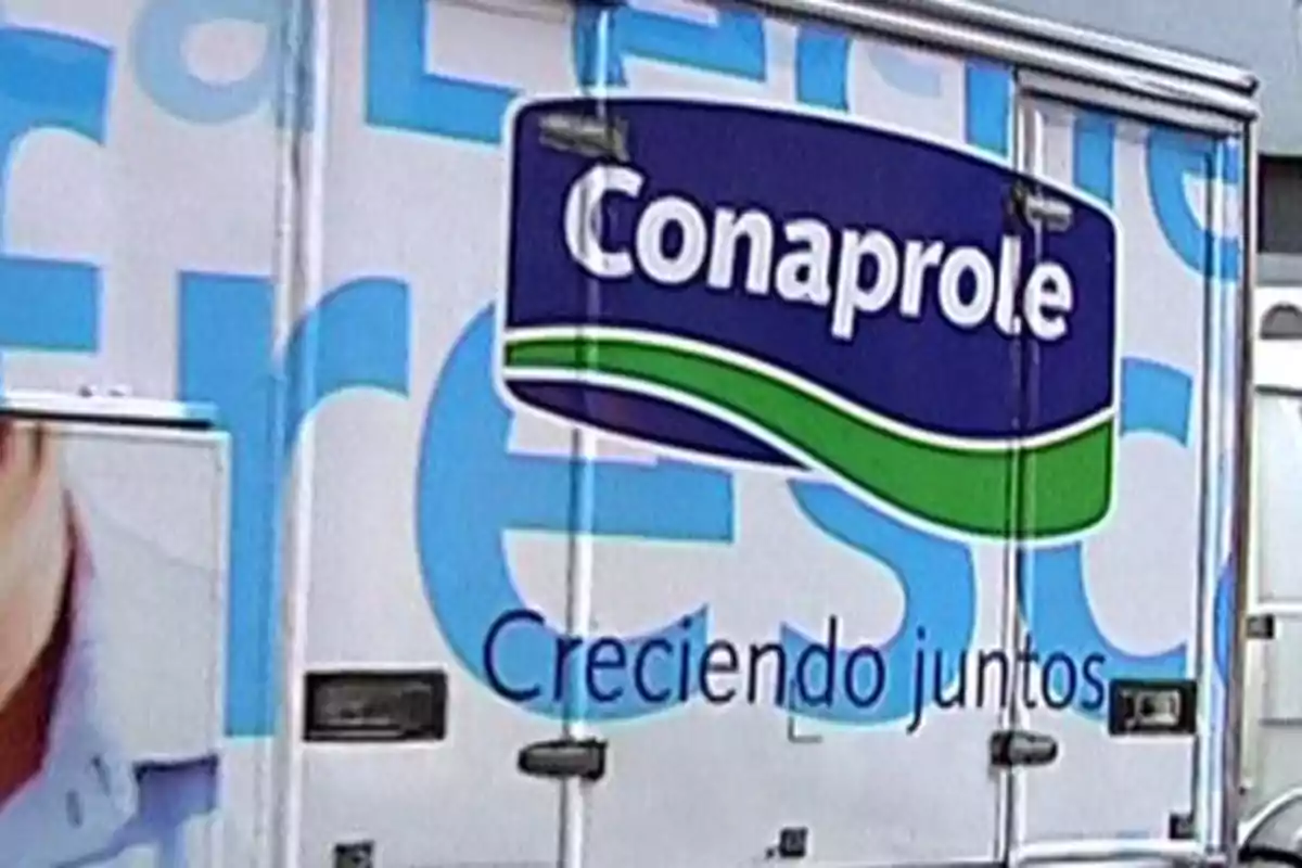 Delivery truck with the Conaprole logo and the slogan Growing Together on the side