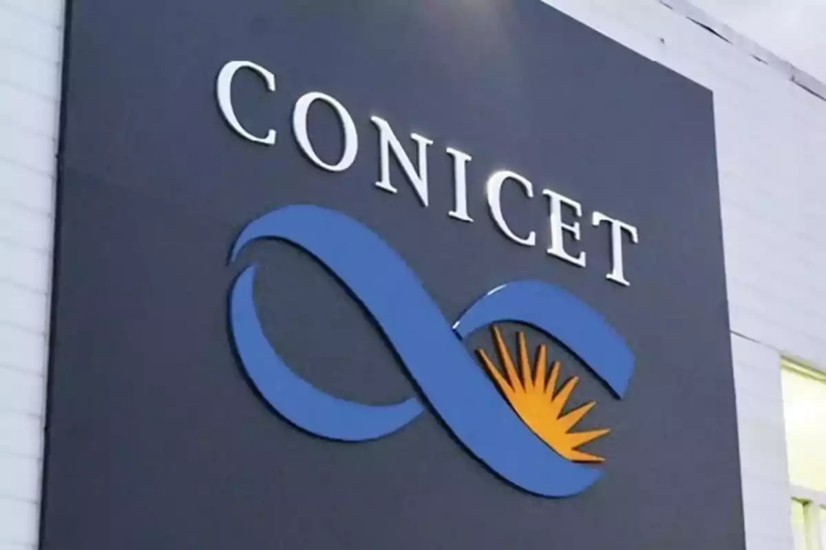 Cartel de CONICET con su logotipo en una pared exterior