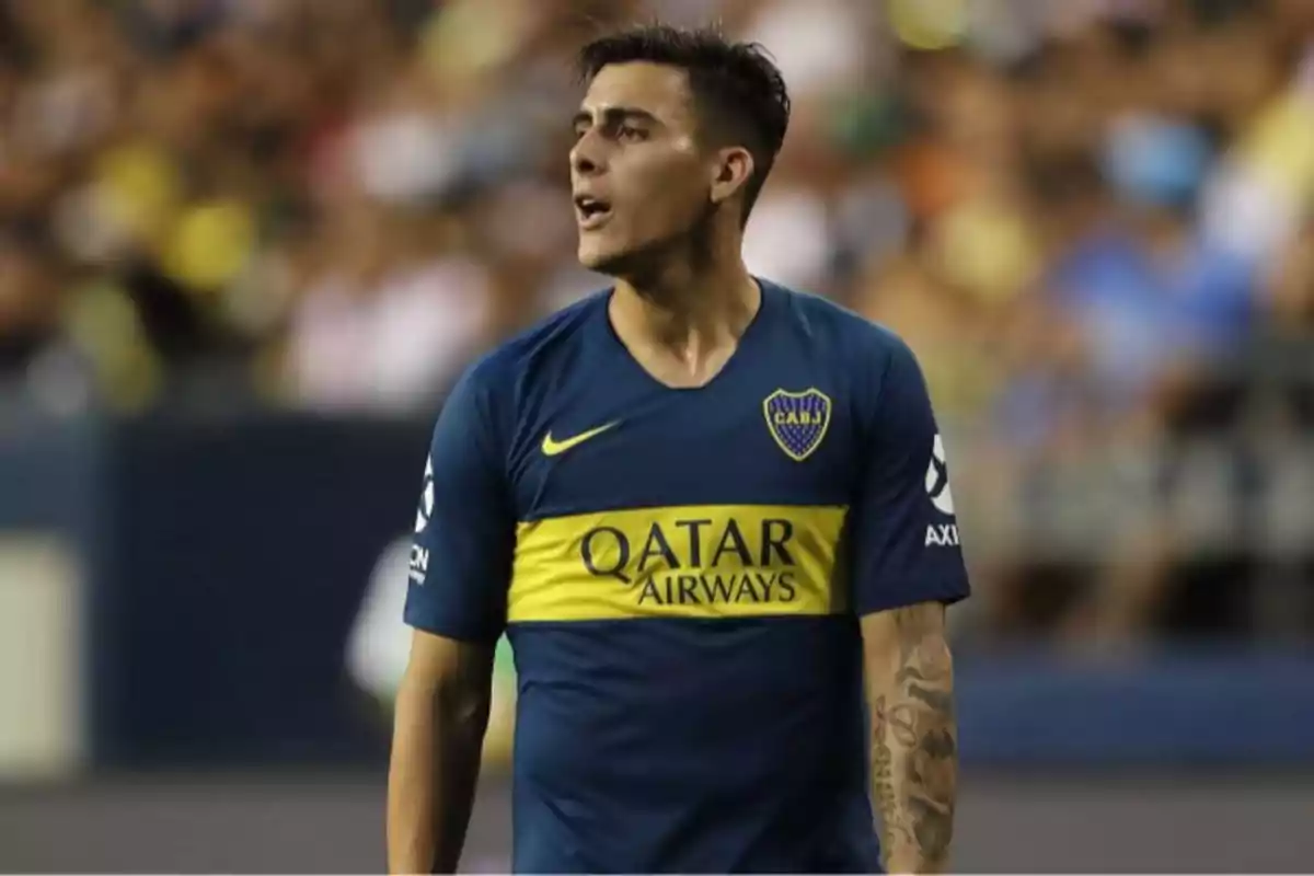 Futbolista con uniforme azul y amarillo de Boca Juniors en el campo durante un partido