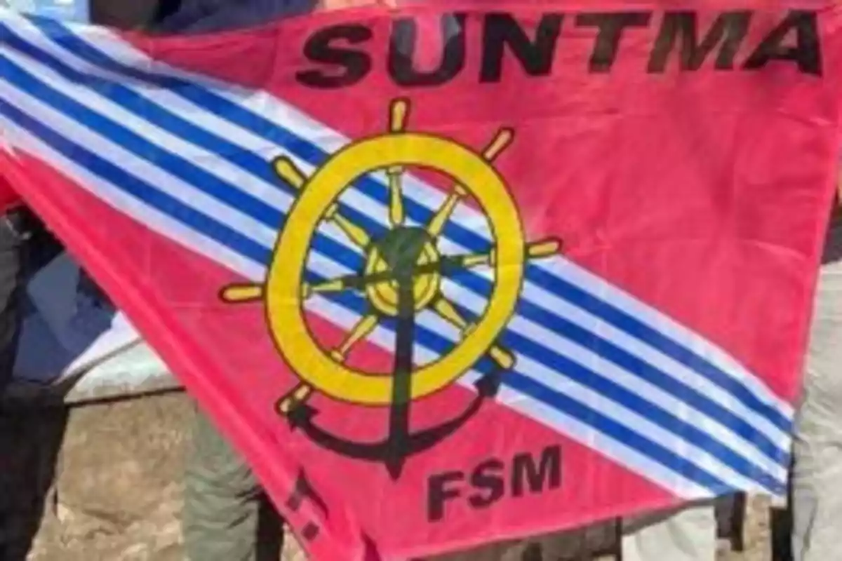 Bandera roja con franjas diagonales azules y blancas, un timón amarillo y un ancla negra en el centro, con las siglas SUNTMA y FSM en negro. Bandera roja con franjas diagonales azules y blancas, un timón amarillo y un ancla negra en el centro, con las siglas SUNTMA y FSM en negro.