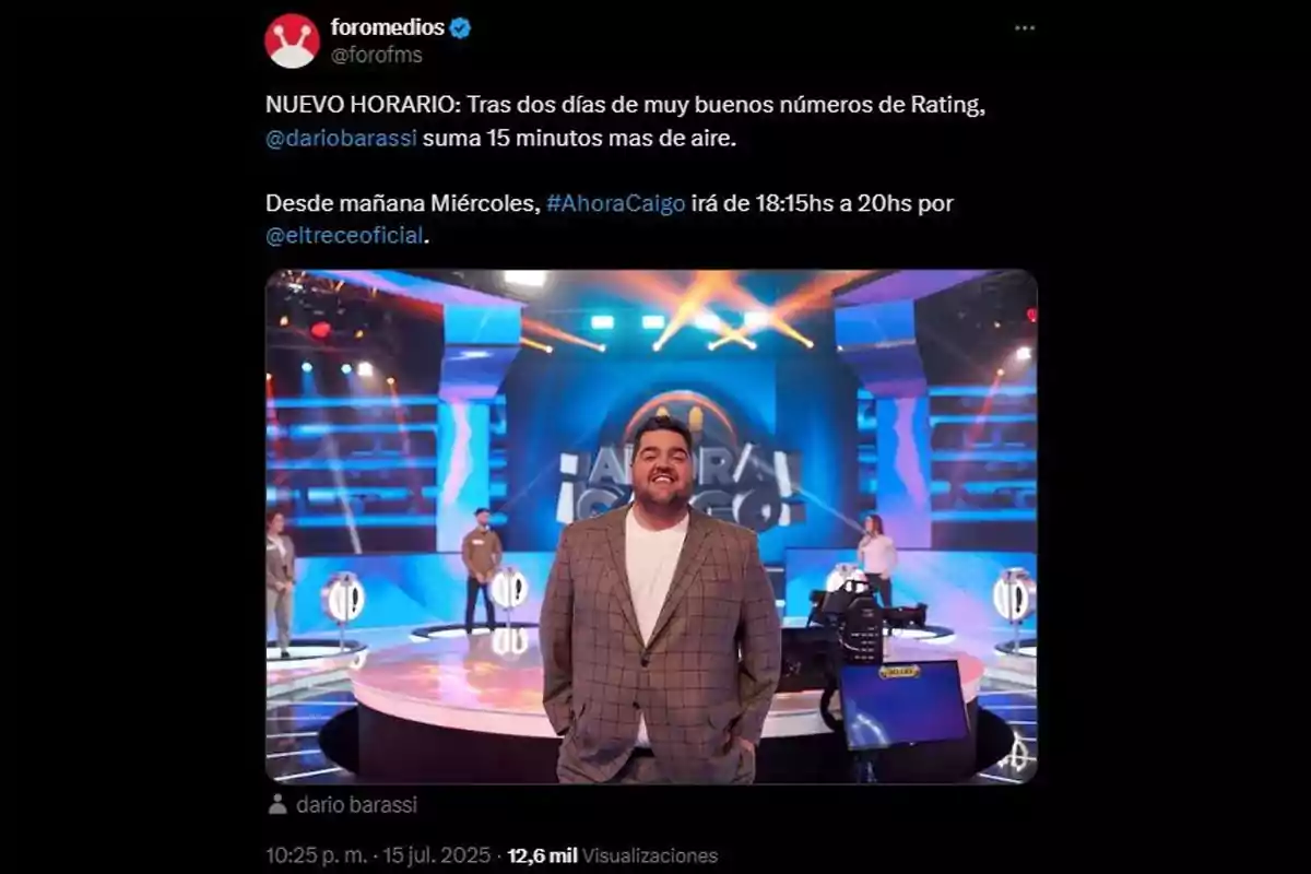 Publicación de Twitter de foromedios anunciando un nuevo horario para el programa Ahora Caigo con Darío Barassi, mostrando al conductor en el set del programa con luces y escenografía colorida de fondo Publicación de Twitter de foromedios anunciando un nuevo horario para el programa Ahora Caigo con Darío Barassi, mostrando al conductor en el set del programa con luces y escenografía colorida de fondo