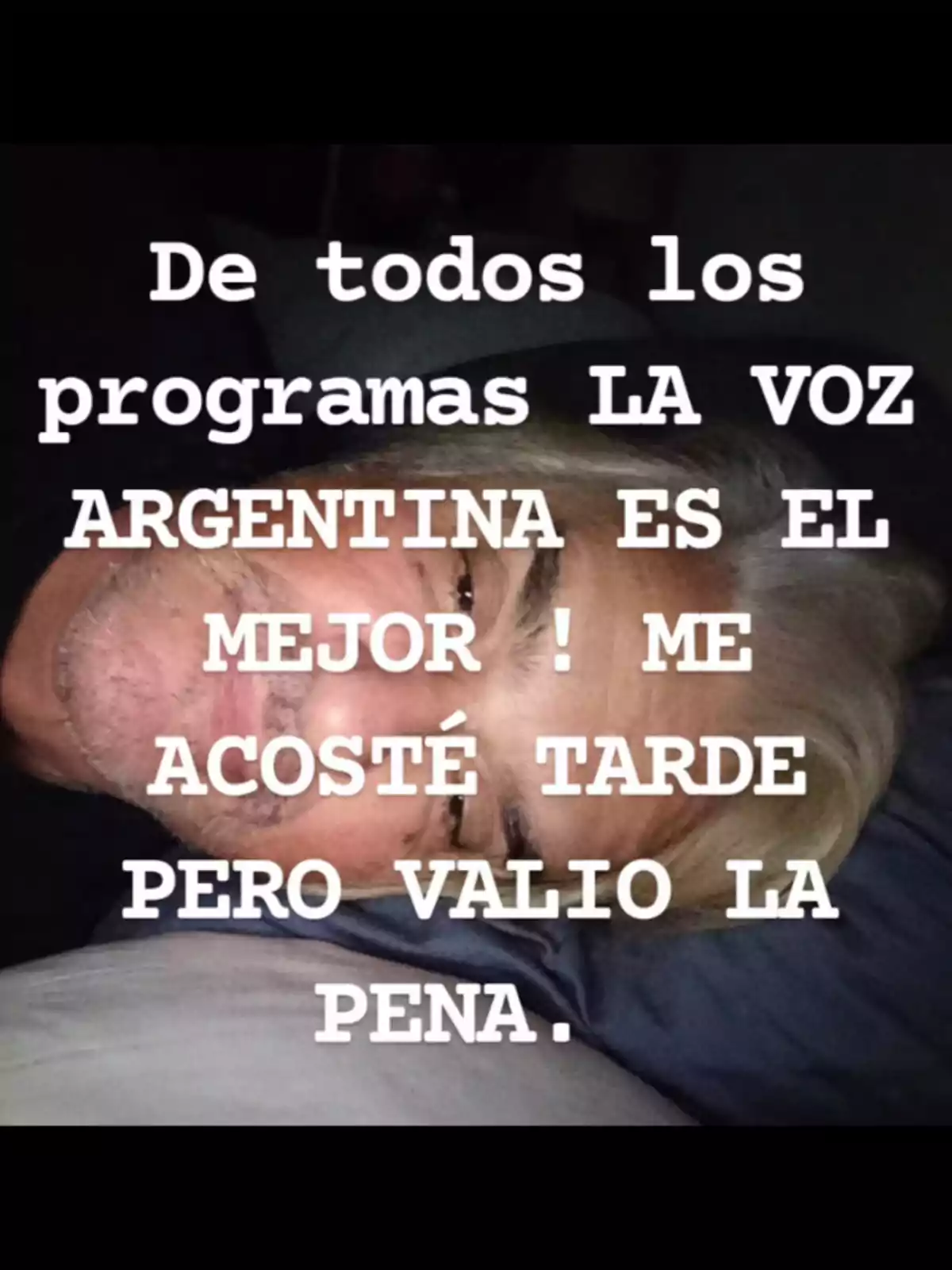 Hombre acostado en la cama con texto sobre la imagen que dice que La Voz Argentina es el mejor programa y que valió la pena acostarse tarde para verlo Hombre acostado en la cama con texto sobre la imagen que dice que La Voz Argentina es el mejor programa y que valió la pena acostarse tarde para verlo