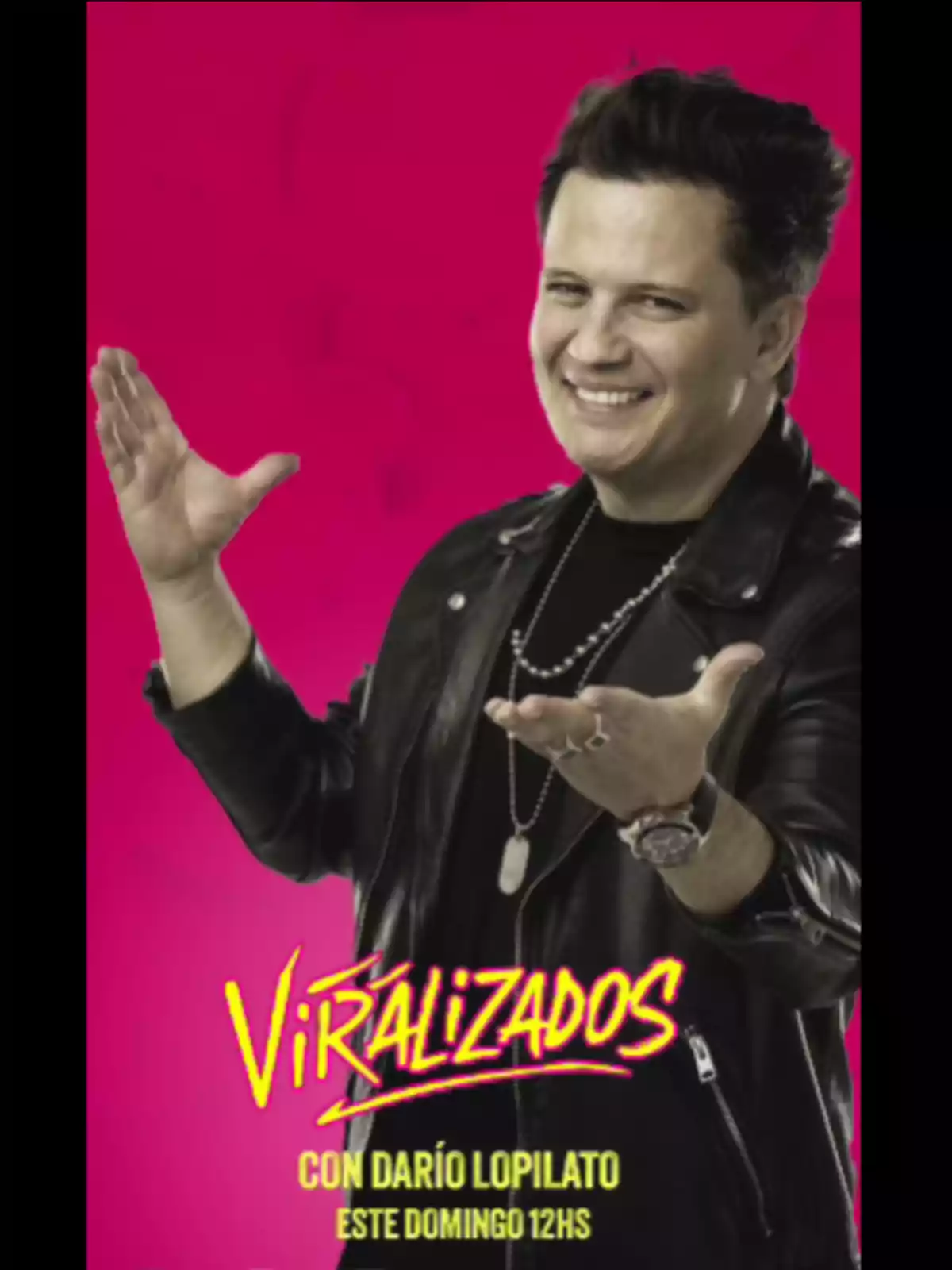 Hombre sonriente con chaqueta de cuero negro y fondo rosa promocionando el programa Viralizados con Darío Lopilato este domingo a las 12 horas Hombre sonriente con chaqueta de cuero negro y fondo rosa promocionando el programa Viralizados con Darío Lopilato este domingo a las 12 horas