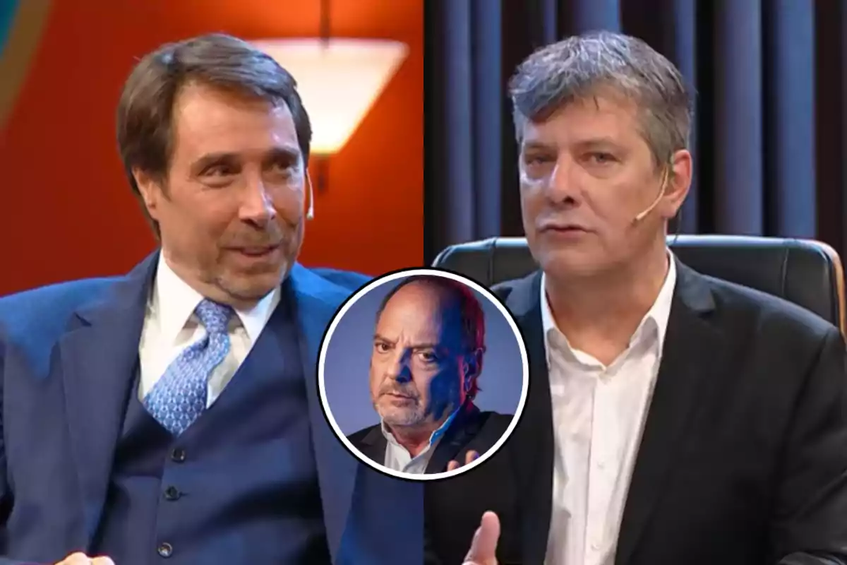 Dos hombres vestidos de traje conversan en un set de televisión, mientras en el centro de la imagen aparece un recuadro circular con el rostro de otro hombre mirando serio.