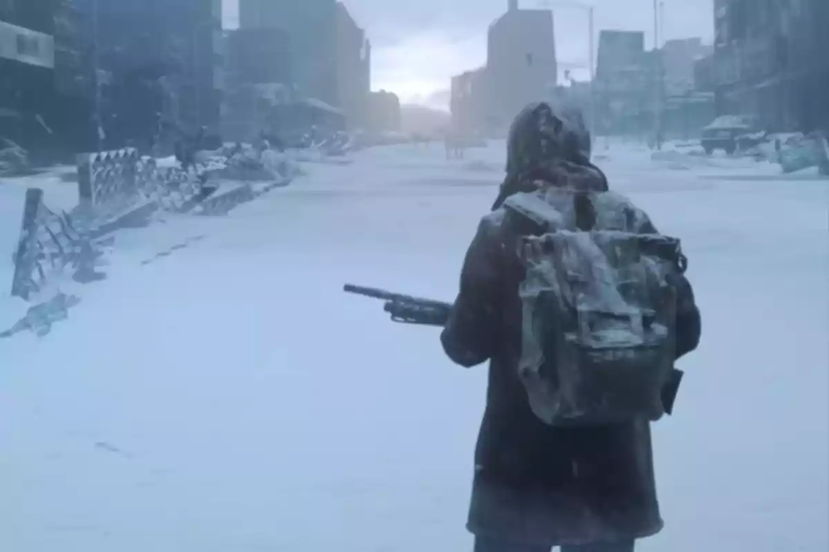 Persona con mochila y escopeta caminando por una ciudad nevada y en ruinas