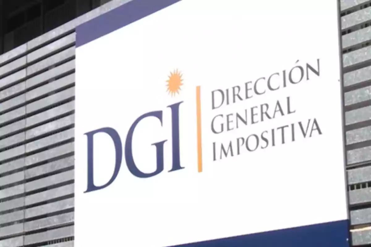 Sign of the General Tax Directorate with a white background and blue and orange letters Sign of the General Tax Directorate with a white background and blue and orange letters