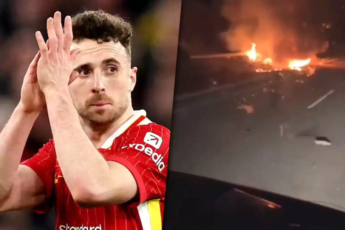 Un futbolista con uniforme rojo aplaude mientras a la derecha se observa un incendio en una carretera durante la noche