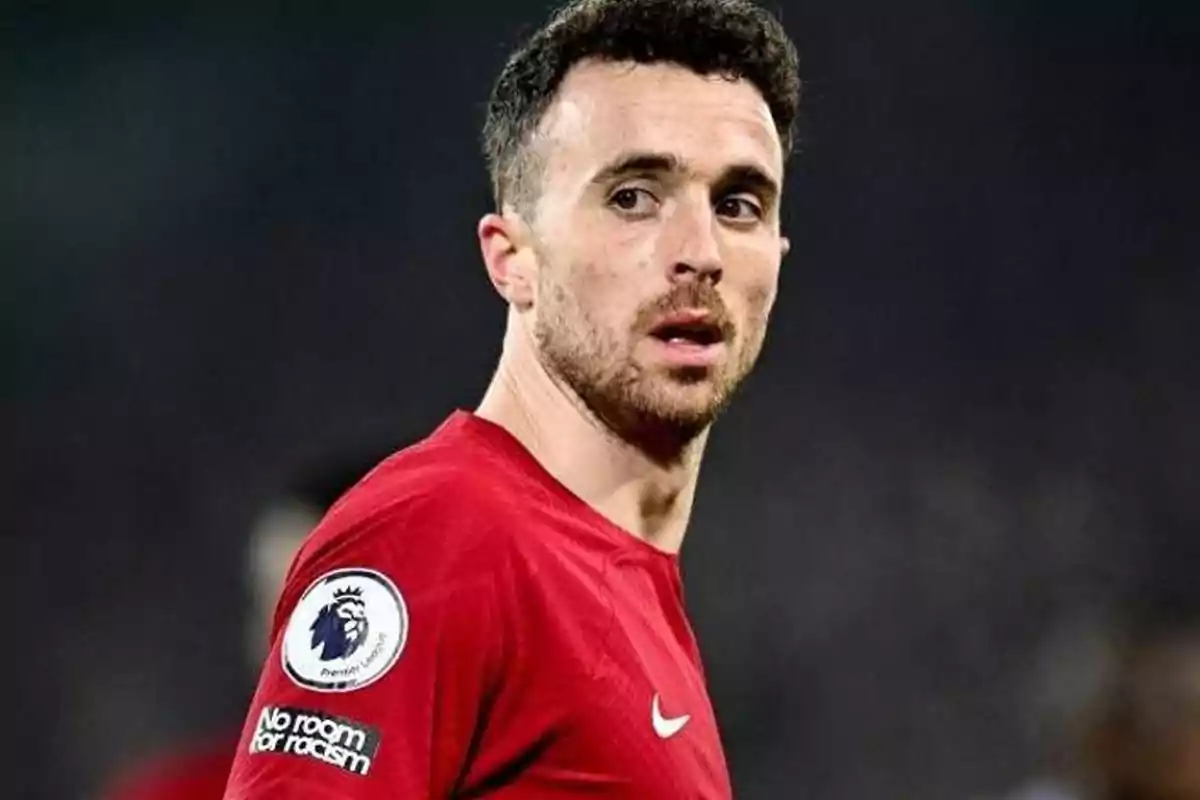 Futbolista con camiseta roja durante un partido de la Premier League mirando hacia un lado Futbolista con camiseta roja durante un partido de la Premier League mirando hacia un lado