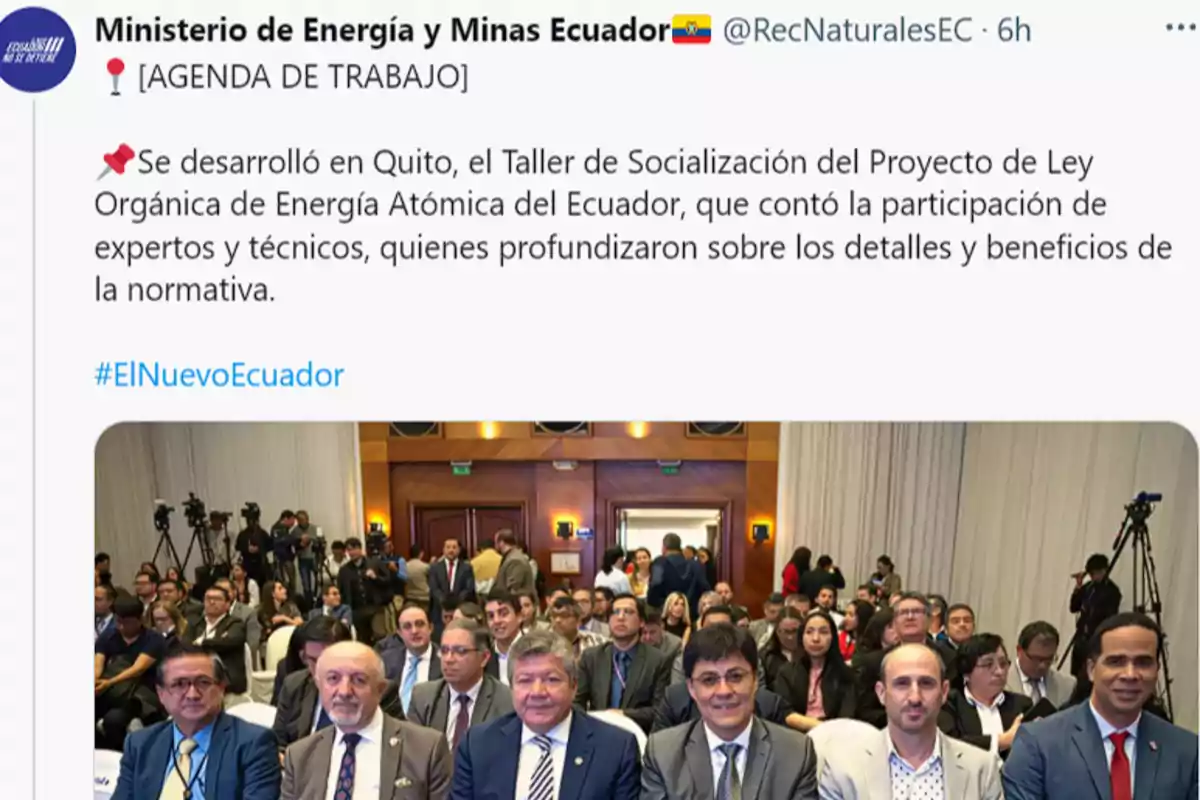 Funcionarios y expertos sentados en un auditorio durante un taller sobre la Ley Orgánica de Energía Atómica en Quito, con cámaras y asistentes al fondo. Funcionarios y expertos sentados en un auditorio durante un taller sobre la Ley Orgánica de Energía Atómica en Quito, con cámaras y asistentes al fondo.
