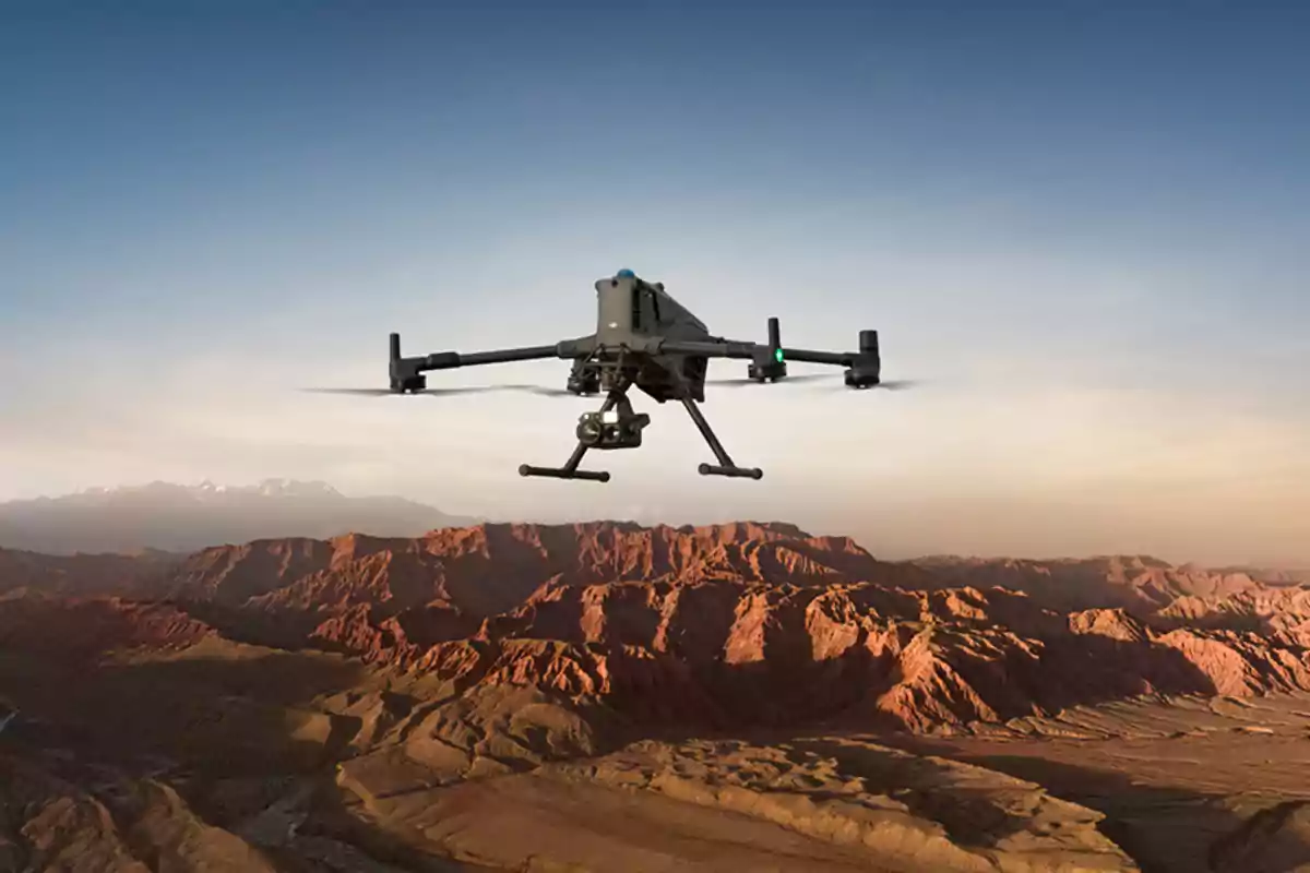 Un dron volando sobre un paisaje montañoso al atardecer Un dron volando sobre un paisaje montañoso al atardecer