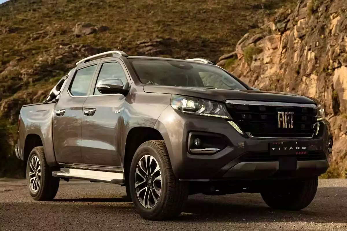 Camioneta Fiat Titano color gris estacionada al aire libre frente a un paisaje rocoso
