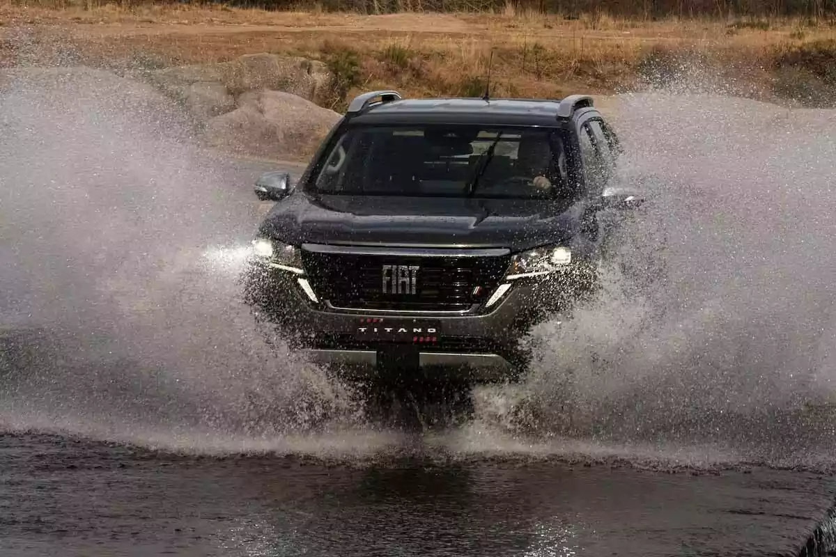 Camioneta Fiat Titano cruzando un cuerpo de agua y salpicando a su paso