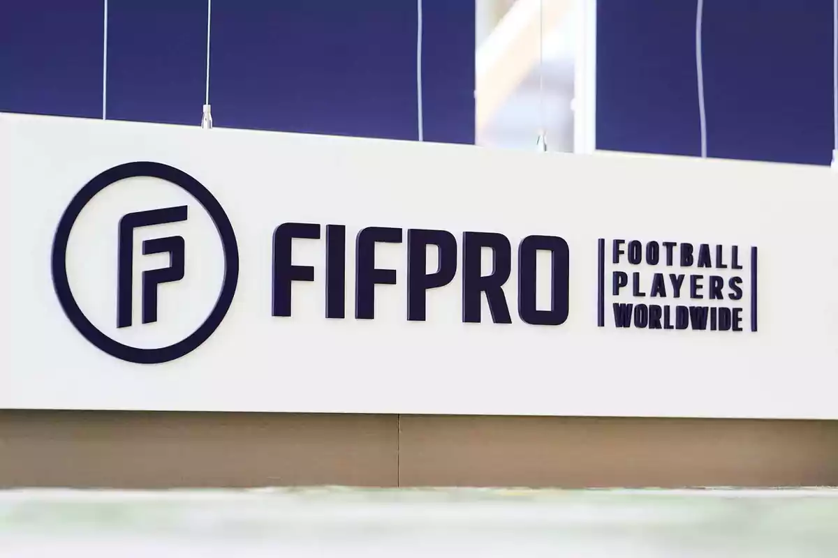 Logo de FIFPRO con el texto Football Players Worldwide sobre un fondo blanco