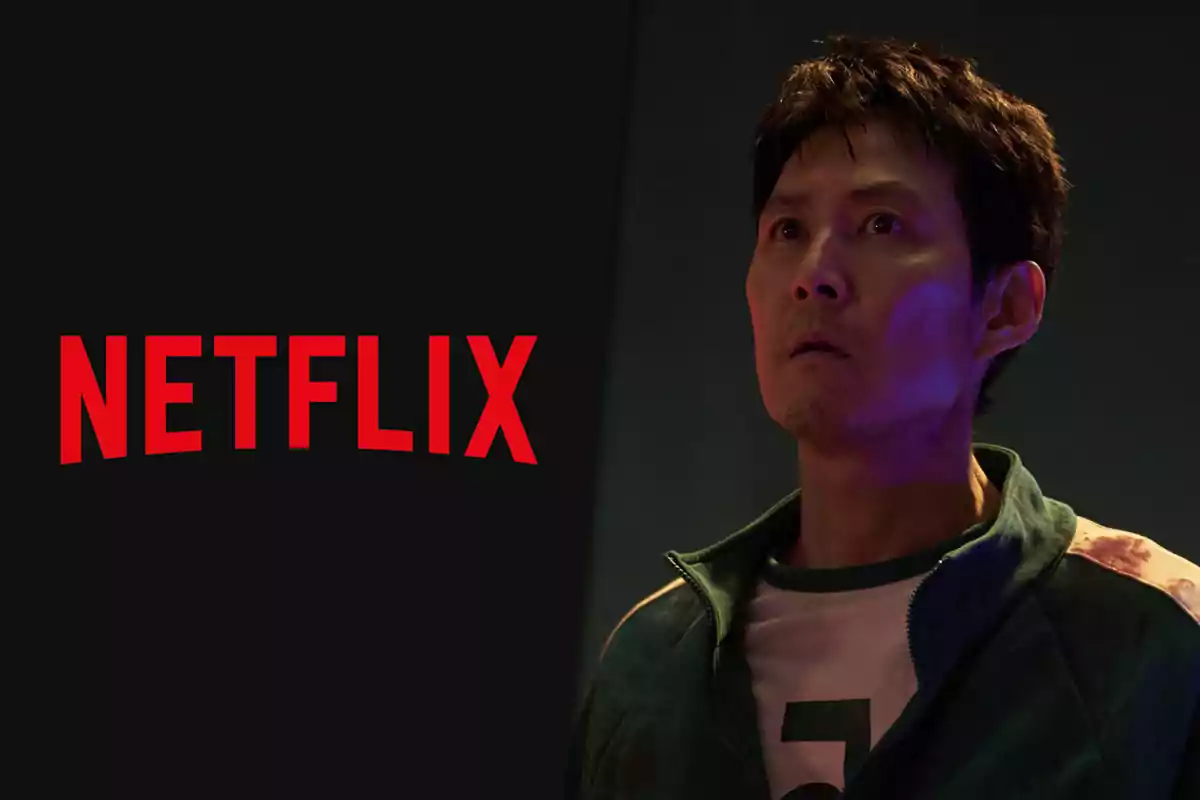 Hombre con chaqueta verde y camiseta blanca junto al logo de Netflix sobre fondo oscuro