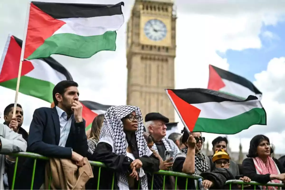 Personas manifestándose con banderas palestinas frente al Big Ben en Londres