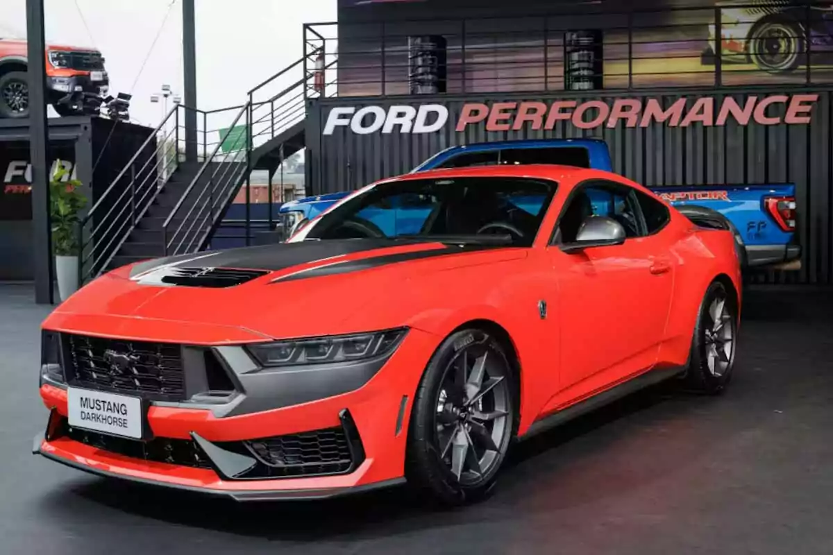 Auto deportivo Ford Mustang Dark Horse color rojo exhibido en un evento de Ford Performance Auto deportivo Ford Mustang Dark Horse color rojo exhibido en un evento de Ford Performance