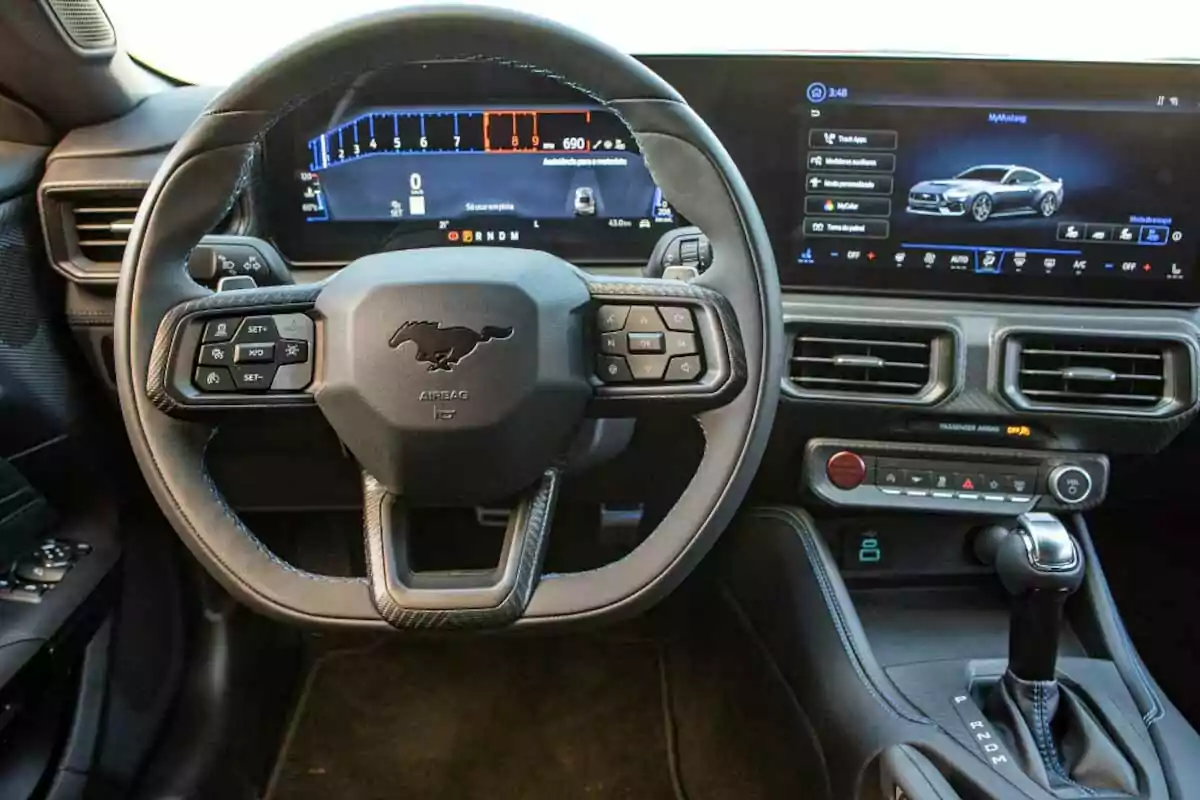 Volante y tablero digital de un automóvil deportivo moderno con pantalla táctil y controles multifunción Volante y tablero digital de un automóvil deportivo moderno con pantalla táctil y controles multifunción