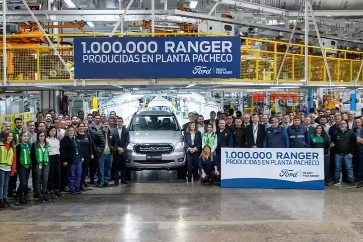 Grupo de empleados de Ford posando junto a una camioneta Ranger en una planta de producción celebrando la fabricación de un millón de unidades en la planta Pacheco Grupo de empleados de Ford posando junto a una camioneta Ranger en una planta de producción celebrando la fabricación de un millón de unidades en la planta Pacheco
