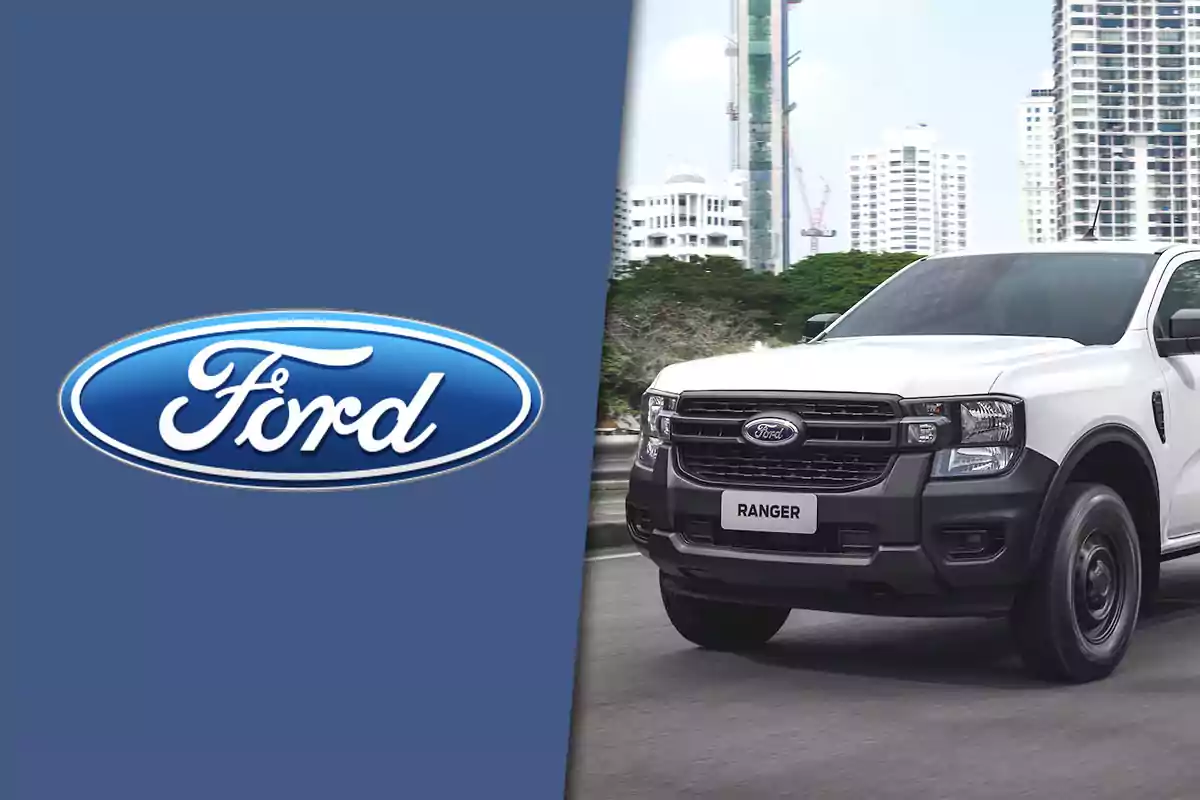 Logotipo de Ford junto a una camioneta Ford Ranger blanca circulando en una ciudad moderna