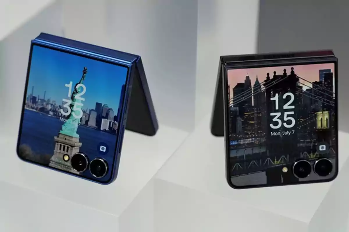 Dos teléfonos plegables con pantallas externas encendidas mostrando imágenes de la Estatua de la Libertad y un puente en una ciudad Dos teléfonos plegables con pantallas externas encendidas mostrando imágenes de la Estatua de la Libertad y un puente en una ciudad