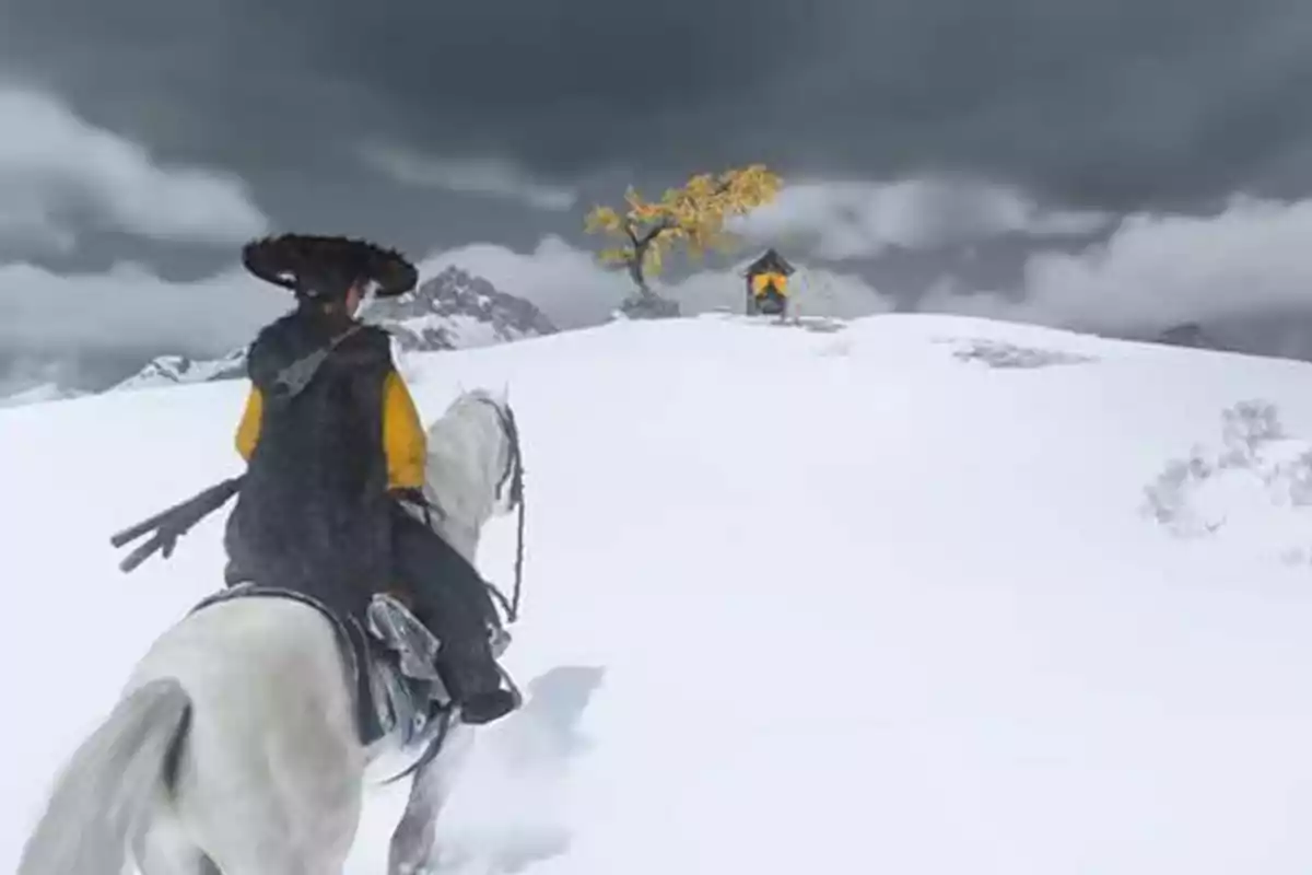 Persona con sombrero y capa montando un caballo blanco en un paisaje nevado con un árbol de hojas amarillas y una pequeña estructura al fondo bajo un cielo nublado. Persona con sombrero y capa montando un caballo blanco en un paisaje nevado con un árbol de hojas amarillas y una pequeña estructura al fondo bajo un cielo nublado.