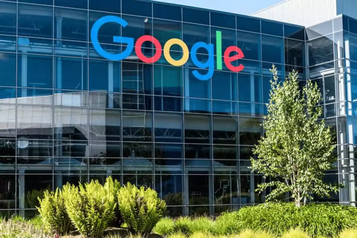 Fachada de un edificio moderno con el logo de Google y vegetación al frente