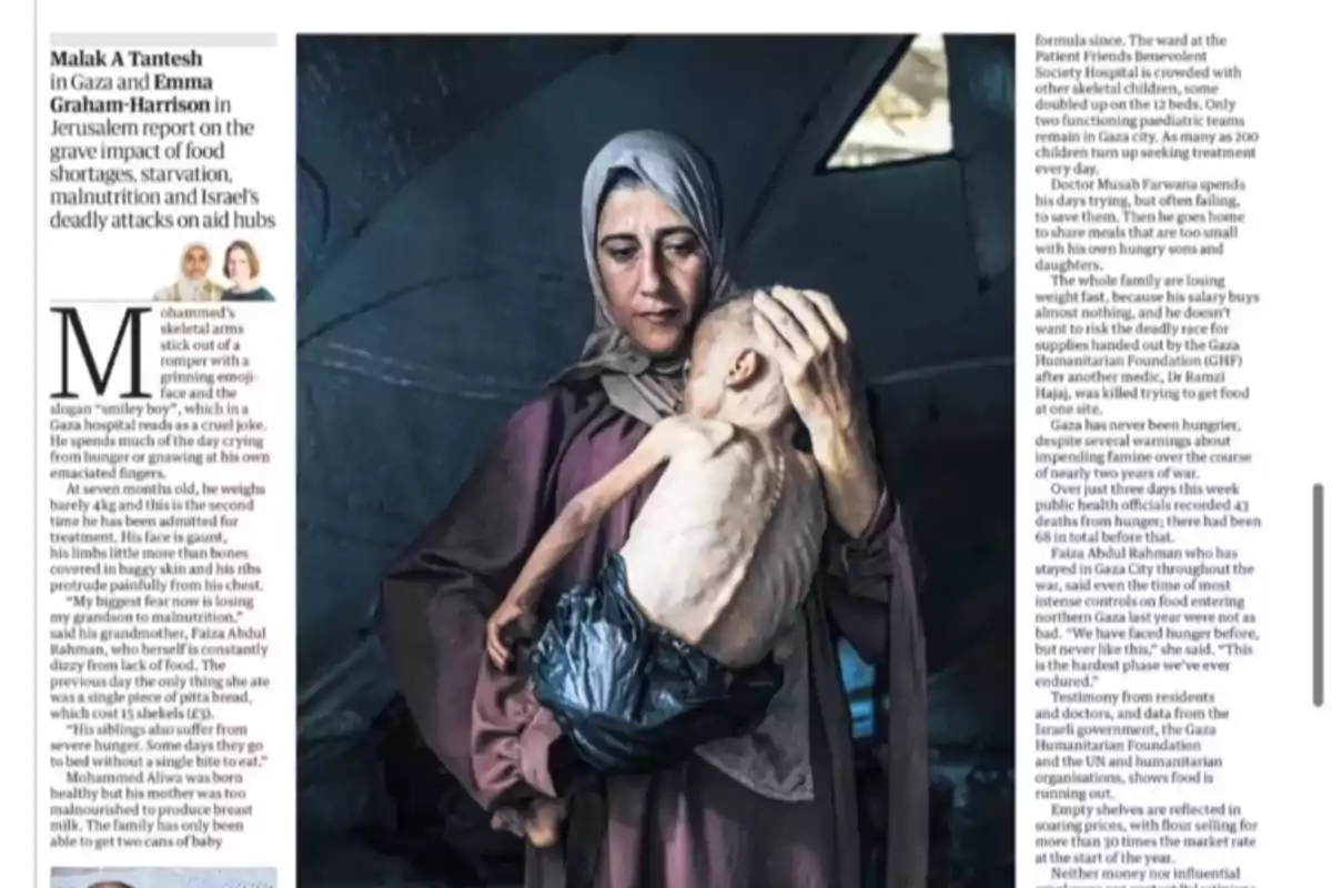 Una mujer con expresión seria sostiene en brazos a un niño pequeño visiblemente desnutrido, ambos en un entorno interior con luz tenue.