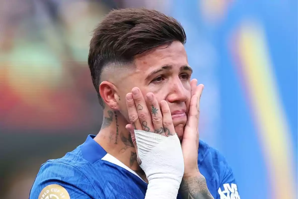 Futbolista con expresión de tristeza se cubre el rostro con las manos vendadas durante un partido