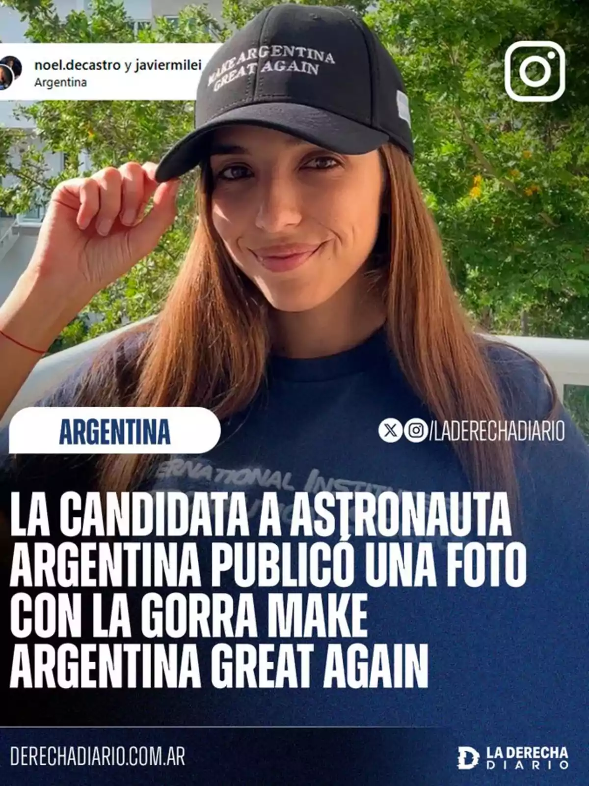 Joven con gorra negra que tiene la frase Make Argentina Great Again y una camiseta azul, posando al aire libre con árboles de fondo Joven con gorra negra que tiene la frase Make Argentina Great Again y una camiseta azul, posando al aire libre con árboles de fondo