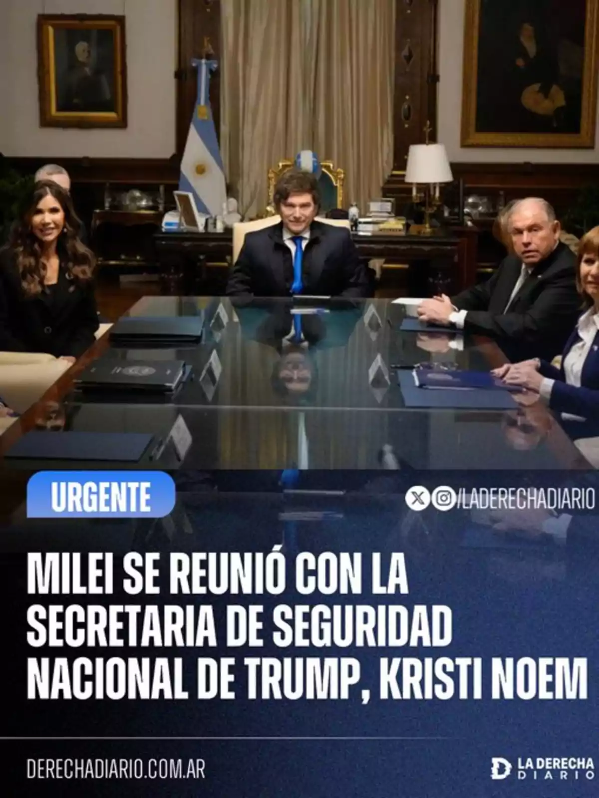 Javier Milei sentado en una mesa de reuniones junto a varios funcionarios y Kristi Noem en un despacho oficial con banderas y cuadros al fondo Javier Milei sentado en una mesa de reuniones junto a varios funcionarios y Kristi Noem en un despacho oficial con banderas y cuadros al fondo