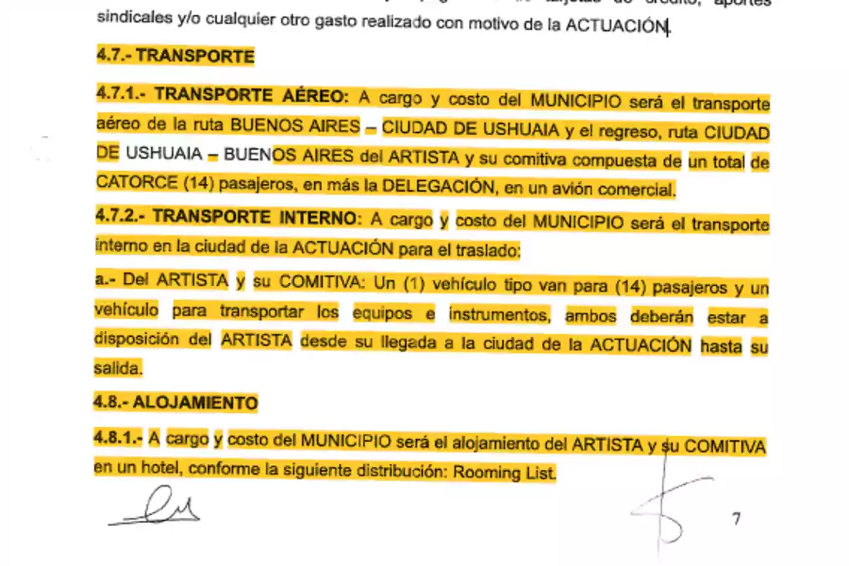 Fragmento de un documento oficial con texto resaltado en amarillo que detalla las condiciones de transporte aéreo, transporte interno y alojamiento a cargo de un municipio para un artista y su comitiva, incluyendo rutas, cantidad de pasajeros y disposición de vehículos y habitaciones.