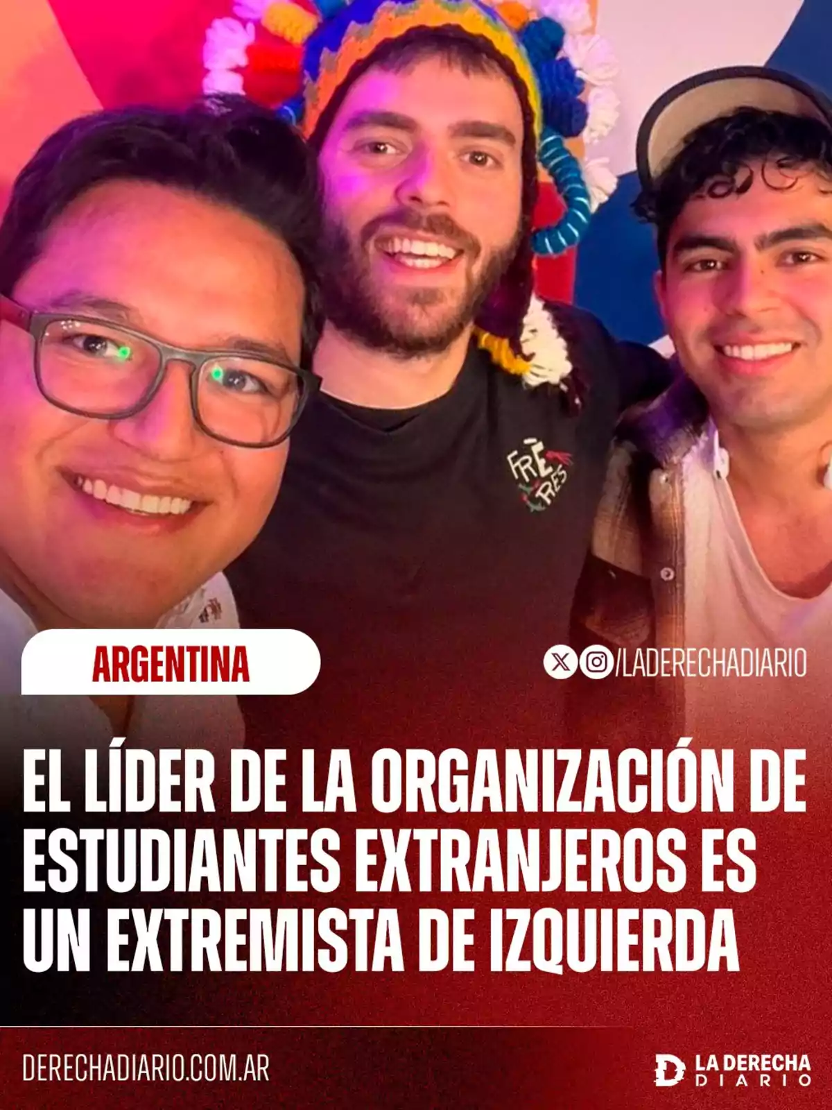 Tres jóvenes sonríen frente a la cámara, uno de ellos lleva un gorro colorido, y en la parte inferior de la imagen aparece un texto que afirma que el líder de una organización de estudiantes extranjeros en Argentina es un extremista de izquierda. Tres jóvenes sonríen frente a la cámara, uno de ellos lleva un gorro colorido, y en la parte inferior de la imagen aparece un texto que afirma que el líder de una organización de estudiantes extranjeros en Argentina es un extremista de izquierda.