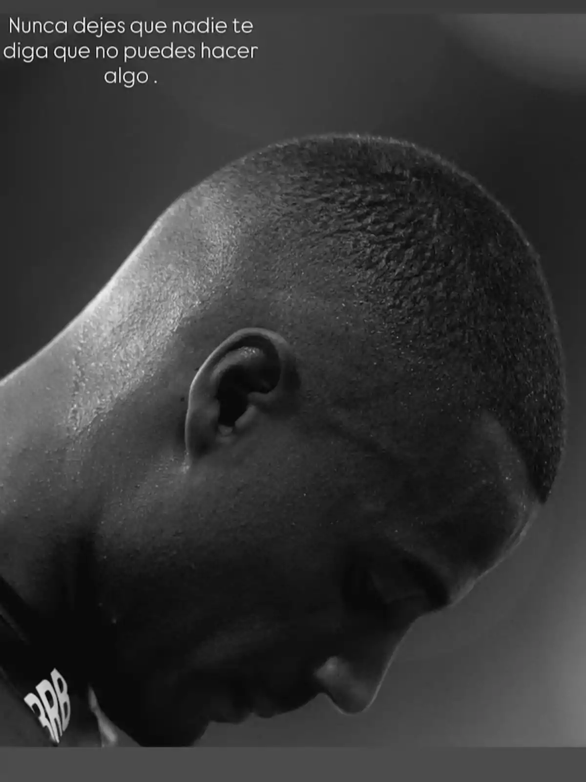 Persona de perfil en blanco y negro con la cabeza inclinada hacia abajo y una frase motivacional en la parte superior que dice nunca dejes que nadie te diga que no puedes hacer algo Persona de perfil en blanco y negro con la cabeza inclinada hacia abajo y una frase motivacional en la parte superior que dice nunca dejes que nadie te diga que no puedes hacer algo