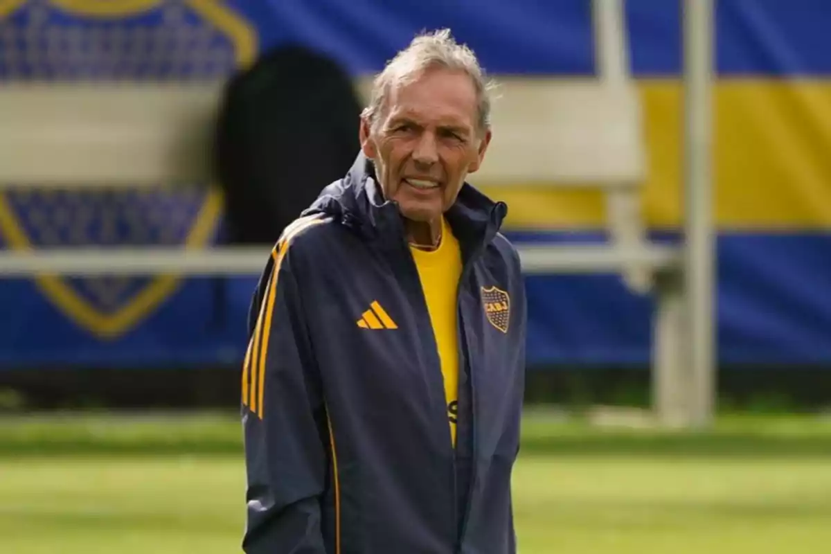 Hombre mayor con chaqueta deportiva de Boca Juniors en un campo de entrenamiento