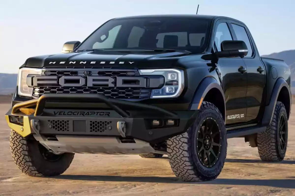 Camioneta pickup negra Hennessey Velociraptor 500 estacionada en un terreno arenoso con montañas al fondo