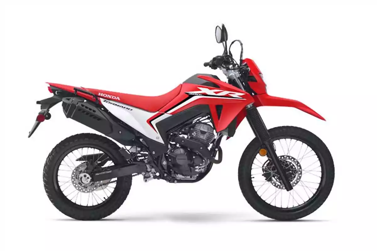 Motocicleta Honda XR roja y blanca vista de lado sobre fondo blanco Motocicleta Honda XR roja y blanca vista de lado sobre fondo blanco