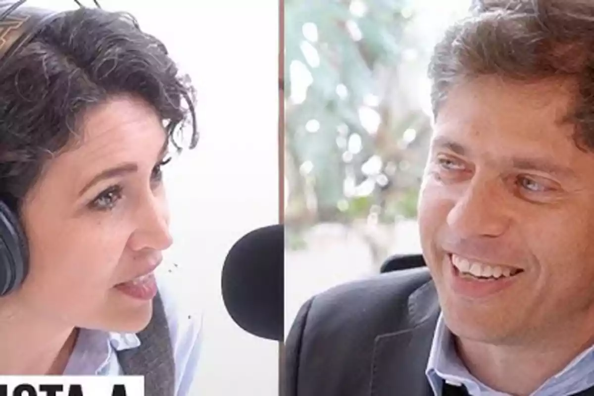 Dos personas conversando frente a micrófonos en un estudio de grabación