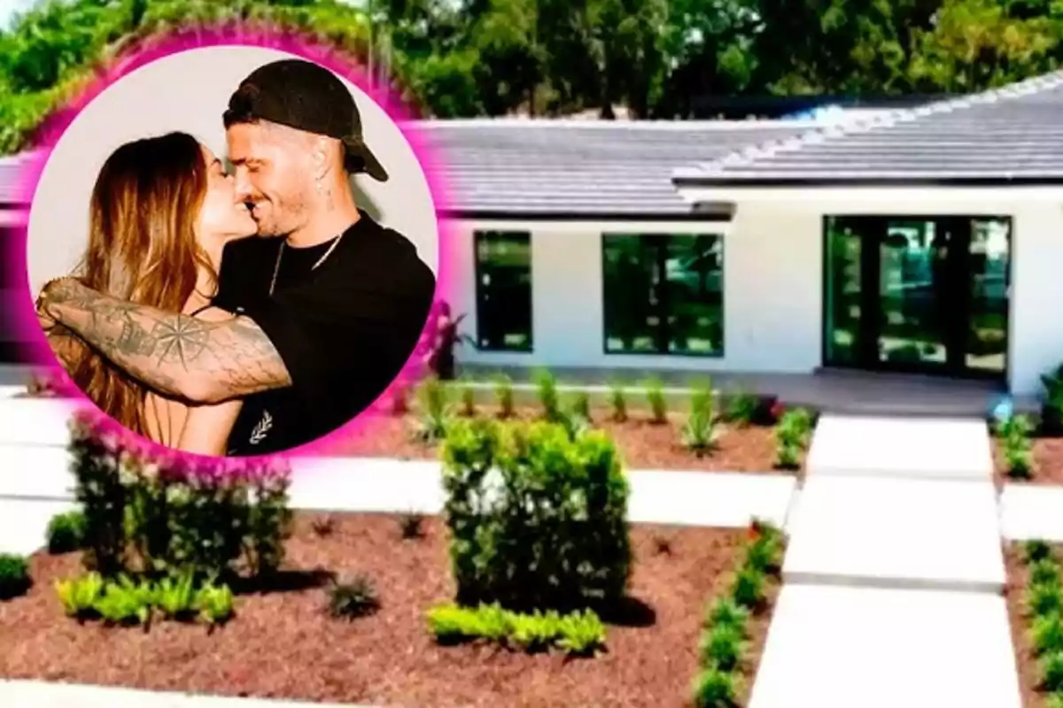 Pareja abrazándose y sonriendo dentro de un círculo con borde rosa sobre la imagen de una casa moderna con jardín al frente