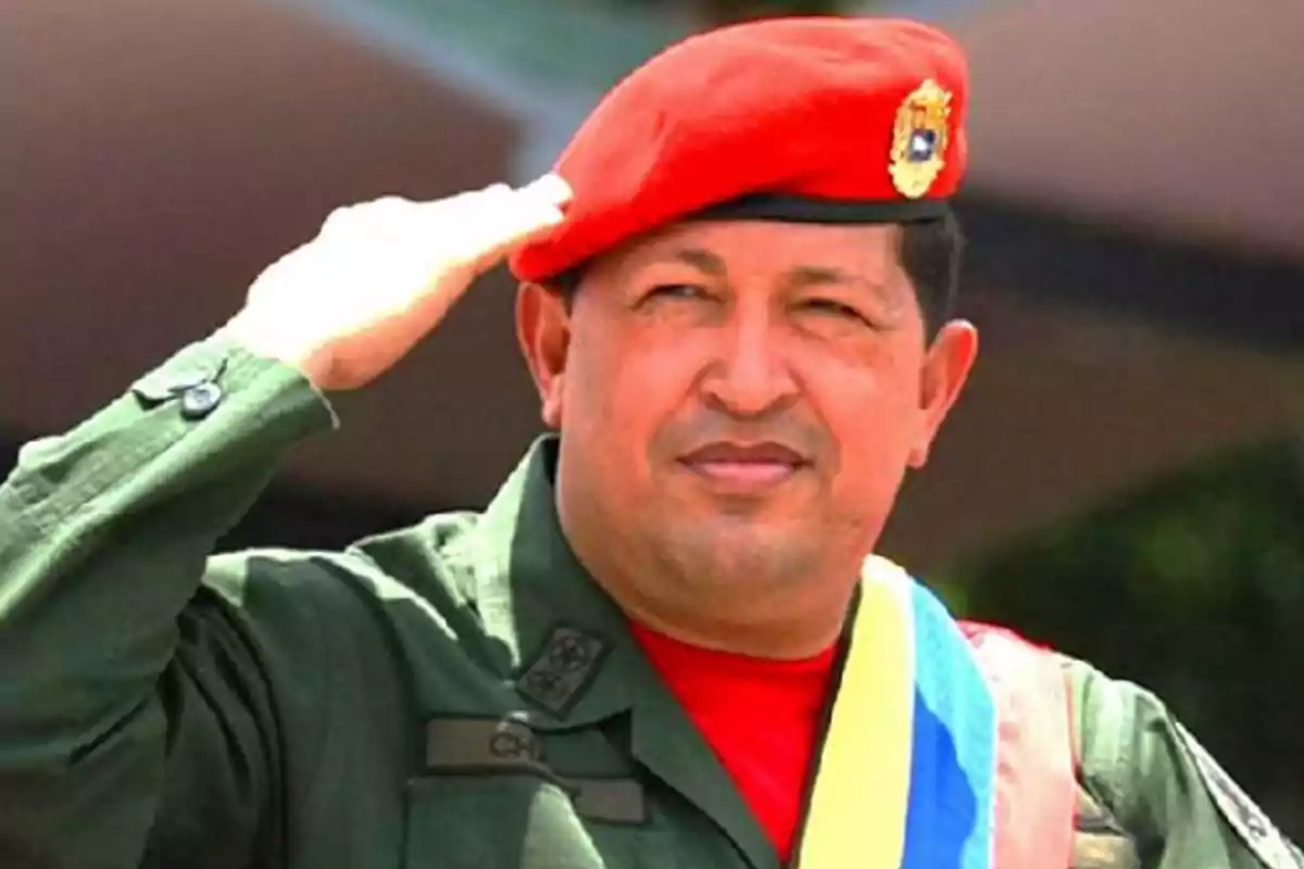 Hombre con boina roja y banda tricolor saludando con la mano derecha vestido con uniforme militar verde Hombre con boina roja y banda tricolor saludando con la mano derecha vestido con uniforme militar verde
