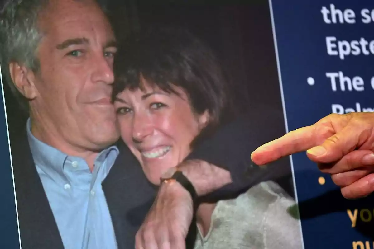 Una mano señala una fotografía de un hombre y una mujer abrazados y sonriendo. Una mano señala una fotografía de un hombre y una mujer abrazados y sonriendo.
