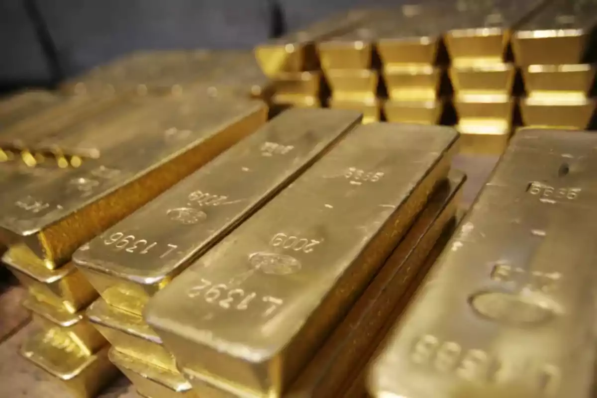 Lingotes de oro apilados uno sobre otro en una bóveda