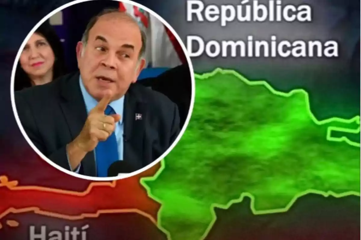 Un hombre de traje y corbata azul señala con el dedo mientras al fondo se muestra un mapa resaltando la República Dominicana y Haití.